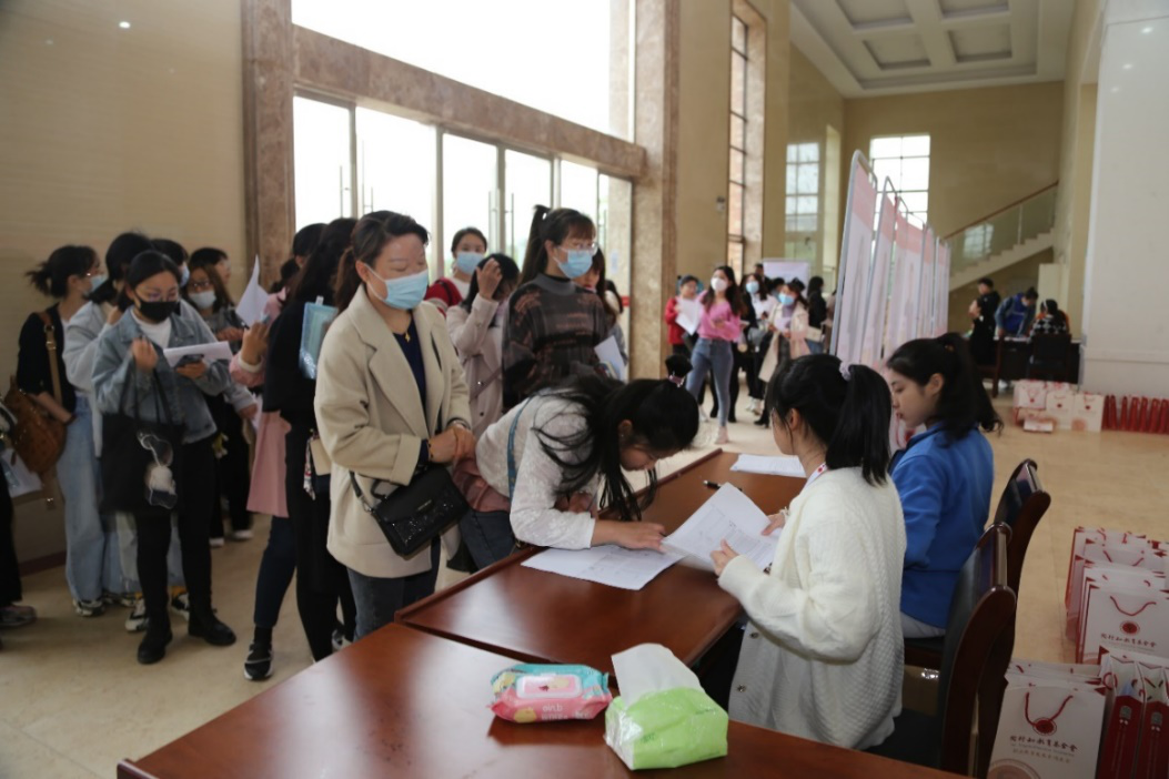 12.赣州师范高等专科学校学前教系学生志愿者提供支持工作.png